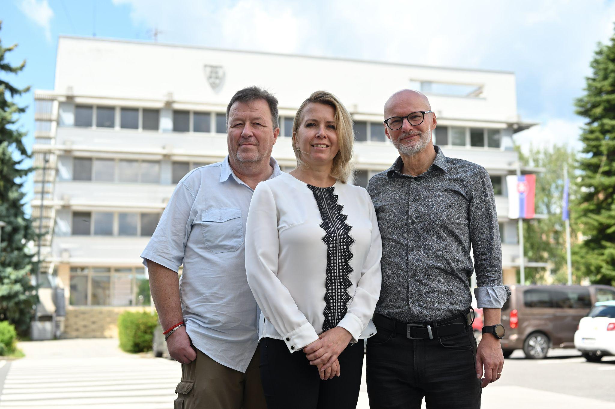Marian Brláž, Iveta Bišturová a Ivan Kvasna pred mestským úradom vo Zvolene